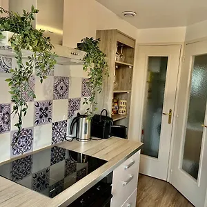 Apartment Le Petit , Jolie Maisonnette Terrasse Netflix Parking Prive Jeux De Societe, Bourg-en-Bresse